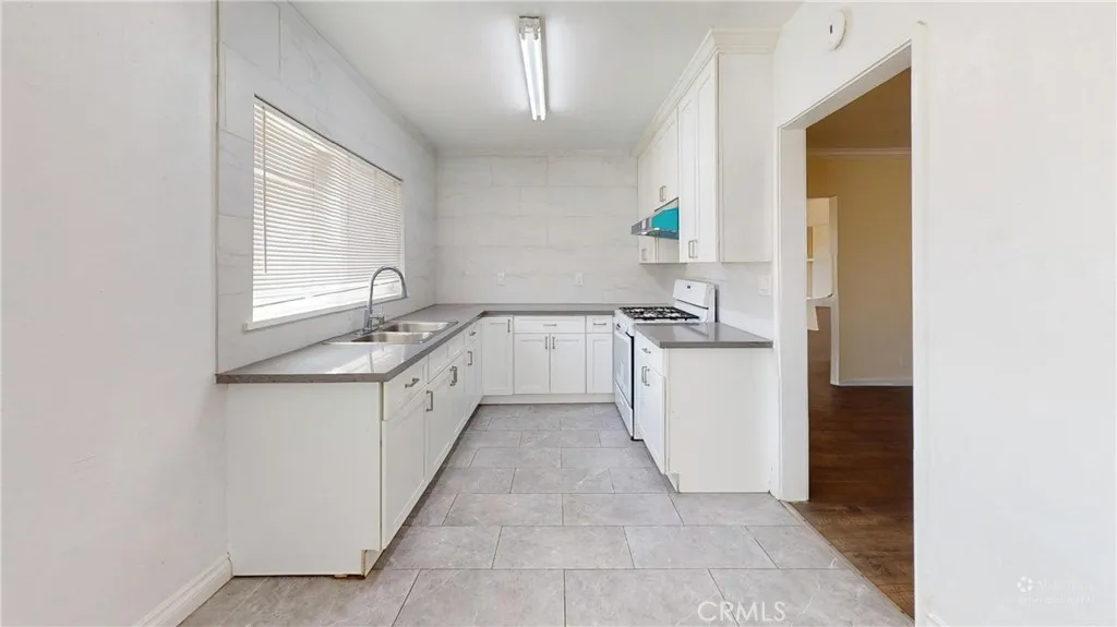 741 E Mckinley Avenue, Pomona, California 91767 home-pic-8